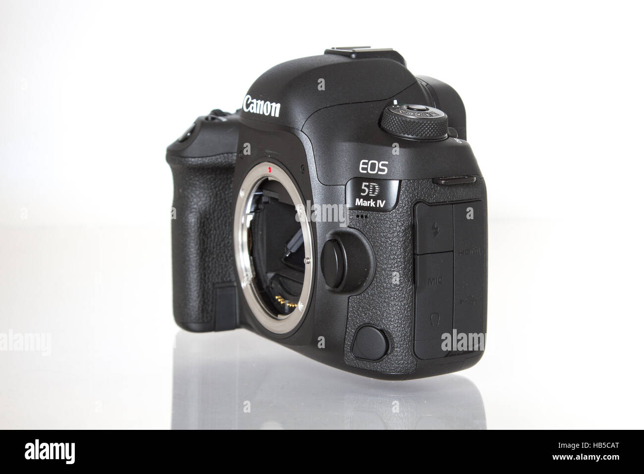 Canon 5D Mark IV. 30 Mpx Kamera auf weißem Hintergrund Stockfoto