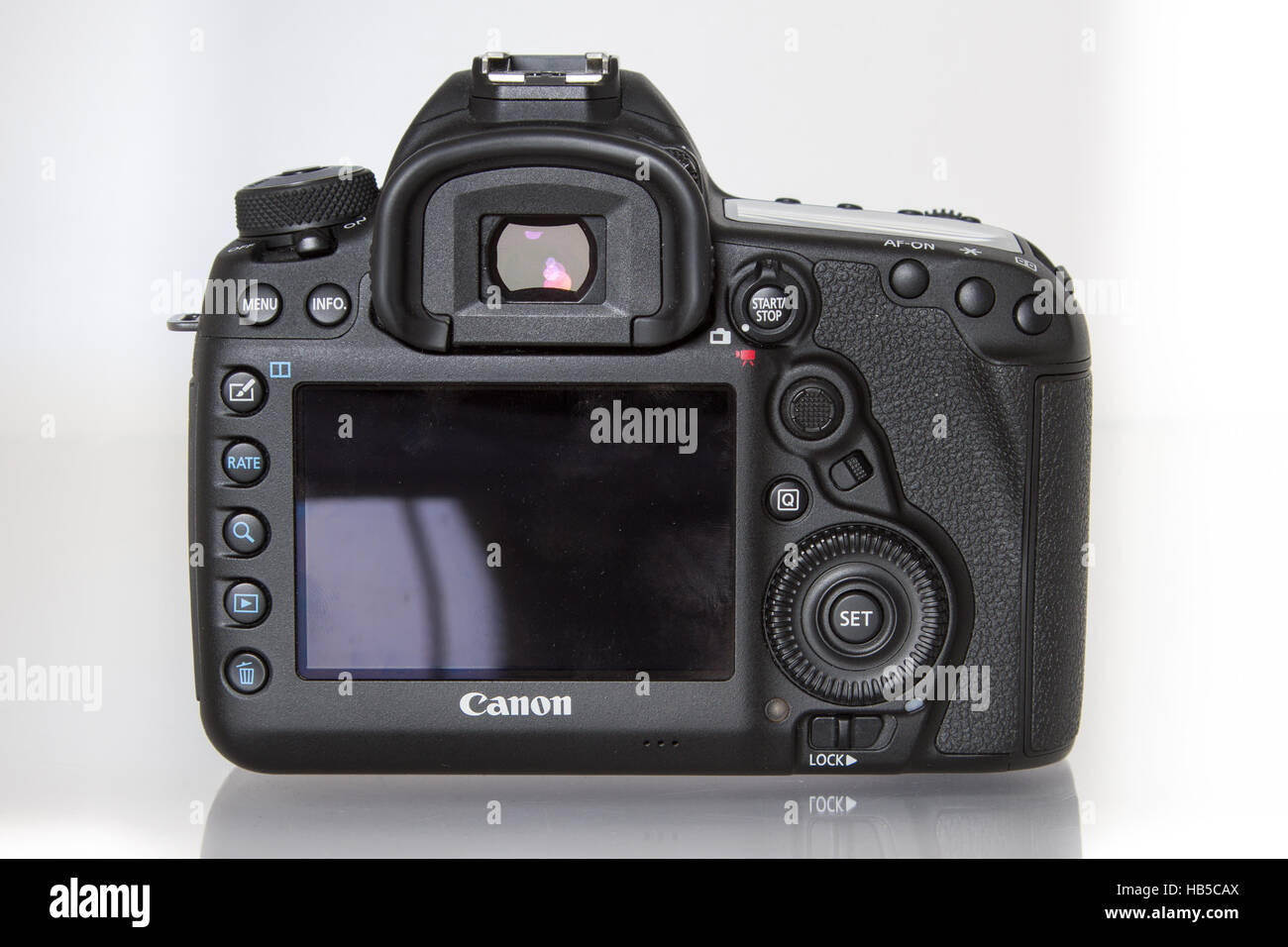 Canon 5D Mark IV. 30 Mpx Kamera Körper von hinten auf einem weißen Hintergrund Stockfoto