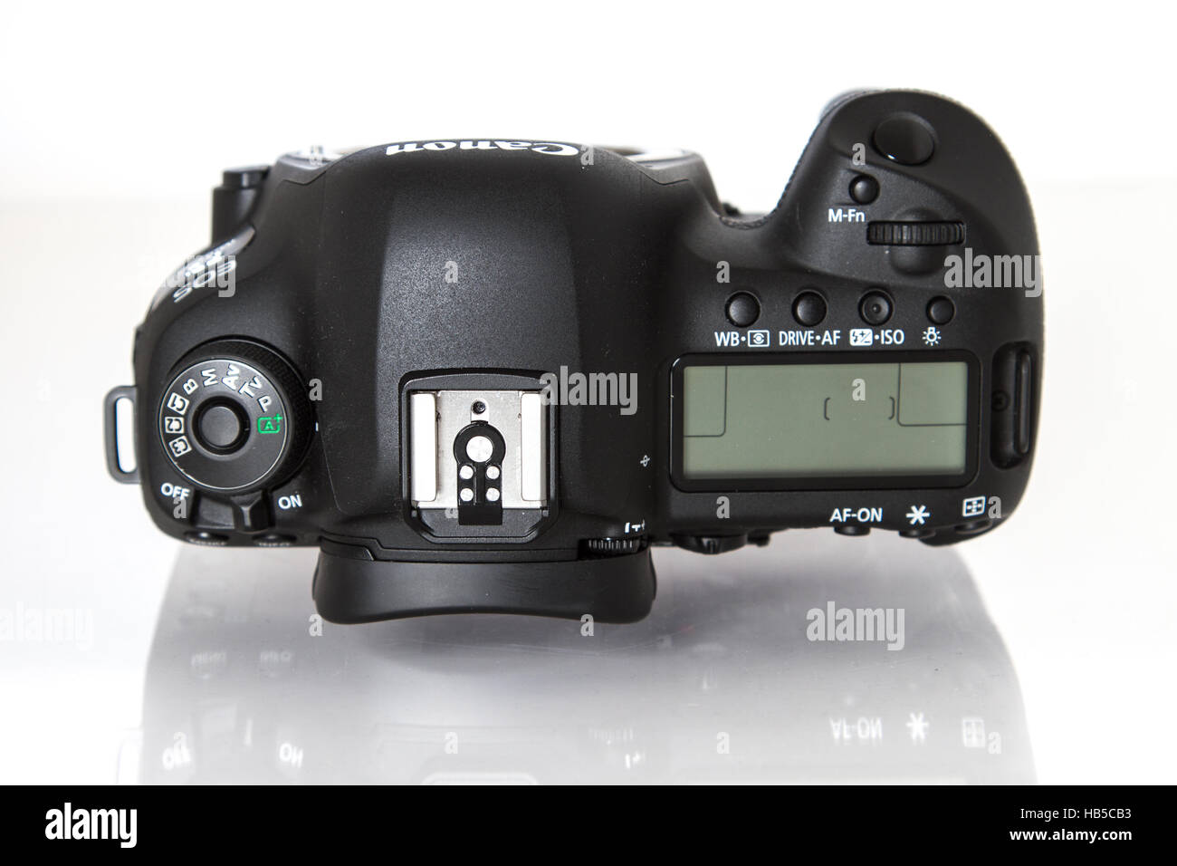 Canon 5D Mark IV. 30 Mpx Kamera auf weißem Hintergrund Stockfoto