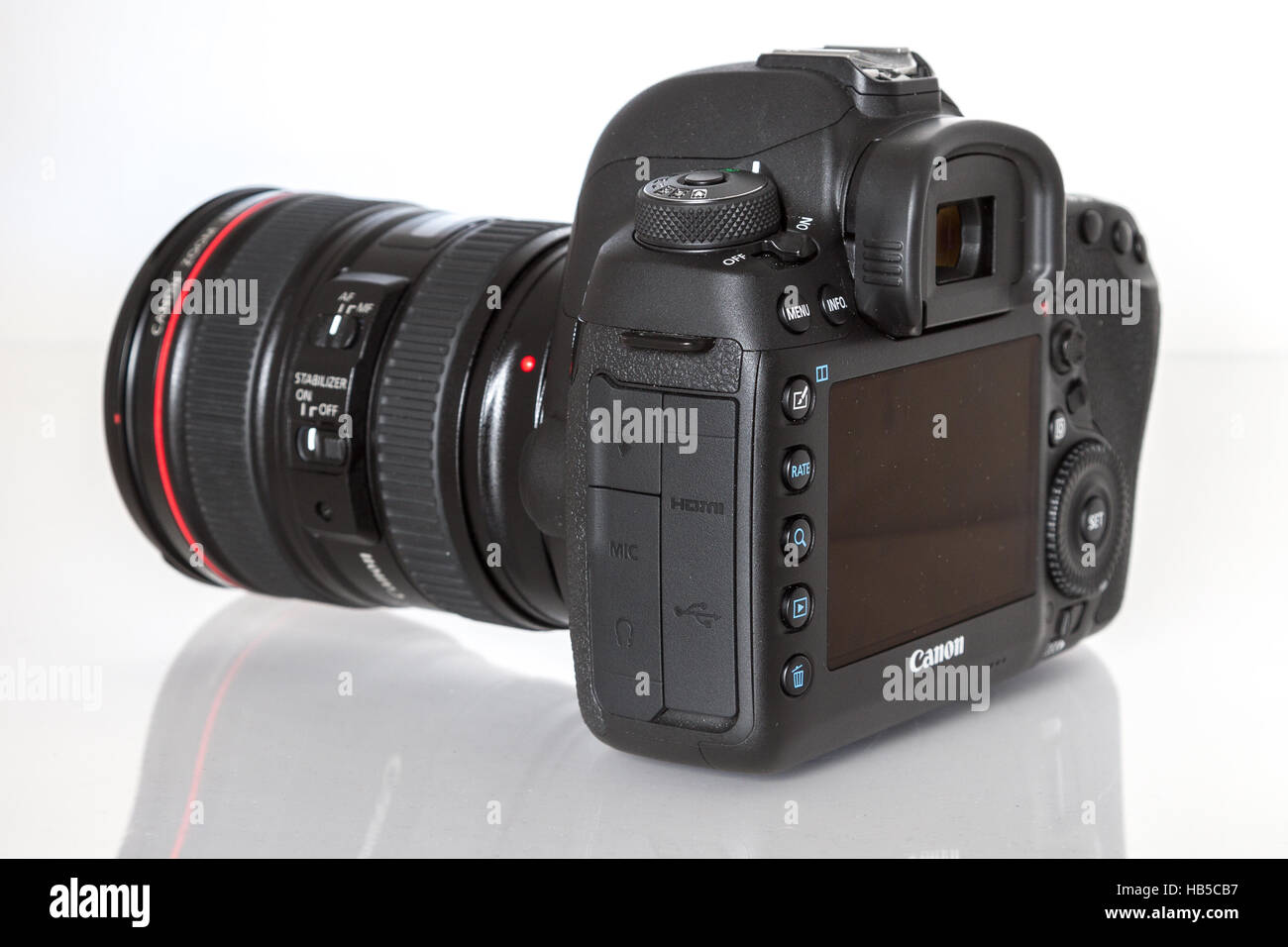 Canon 5D Mark IV-Kamera mit Canon EF 24-105 mm f/4 USM II Objektiv auf weißem Hintergrund Stockfoto