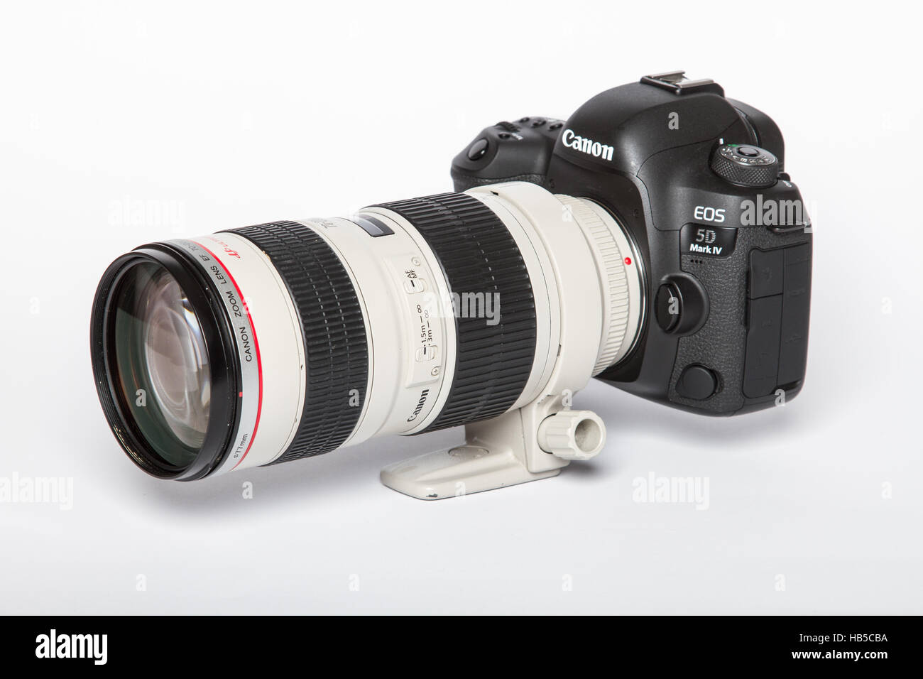 Canon 5D Mark IV-Kamera mit Canon EF 70-200 mm f/4 USM II Objektiv auf weißem Hintergrund Stockfoto