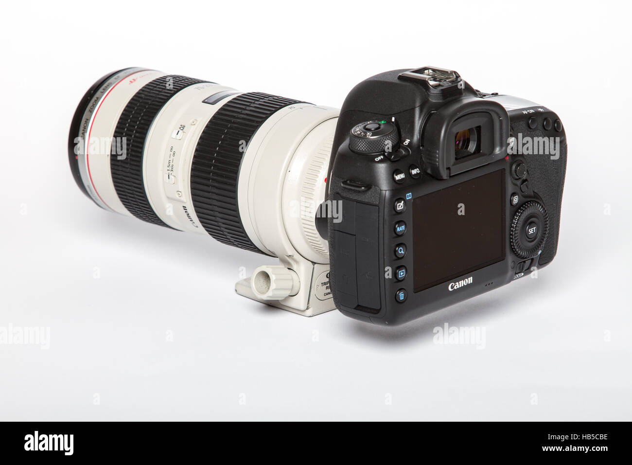 Canon 5D Mark IV-Kamera mit Canon EF 70-200 mm f/4 USM II Objektiv auf weißem Hintergrund Stockfoto