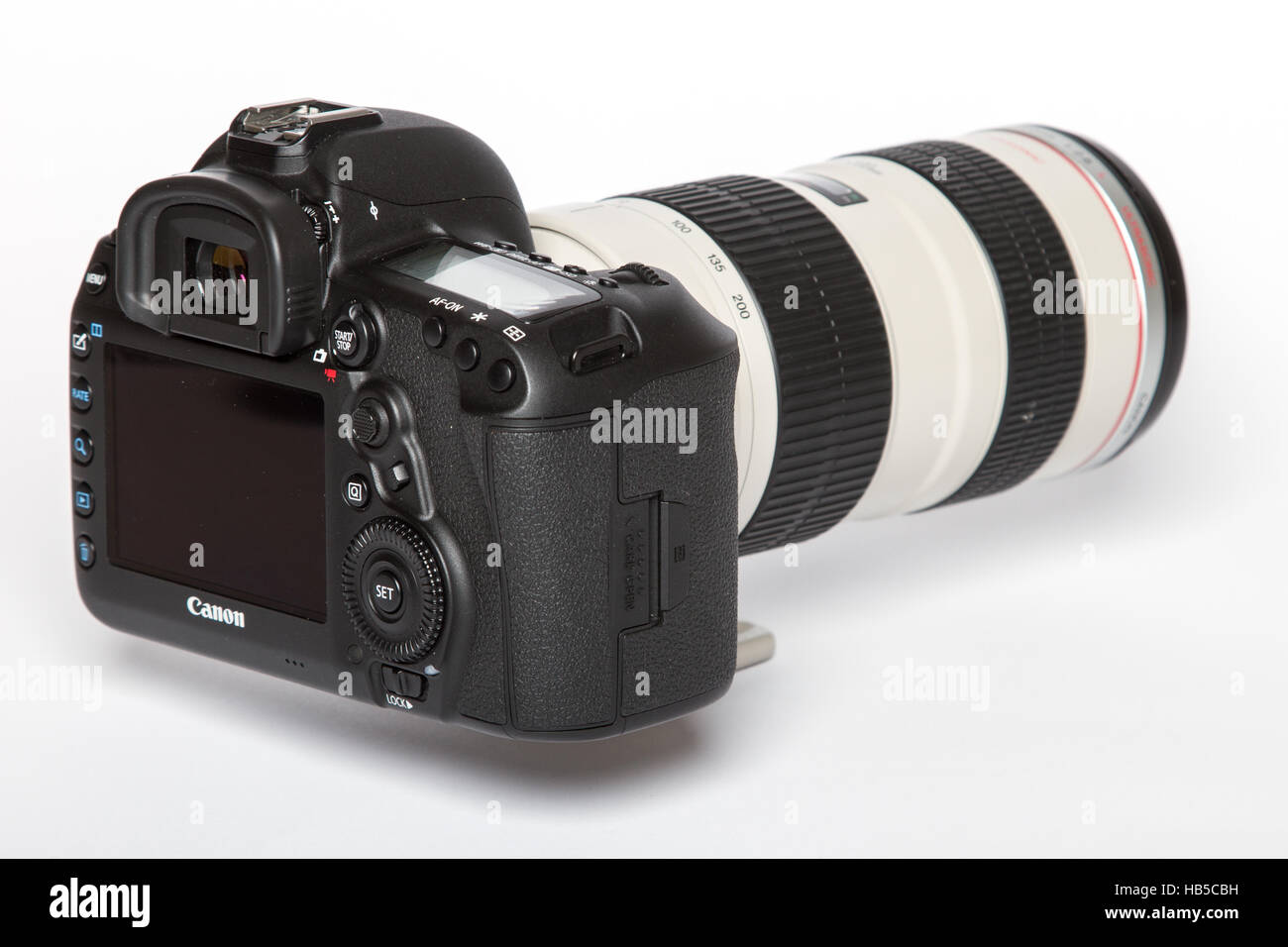Canon 5D Mark IV-Kamera mit Canon EF 70-200 mm f/4 USM II Objektiv auf weißem Hintergrund Stockfoto