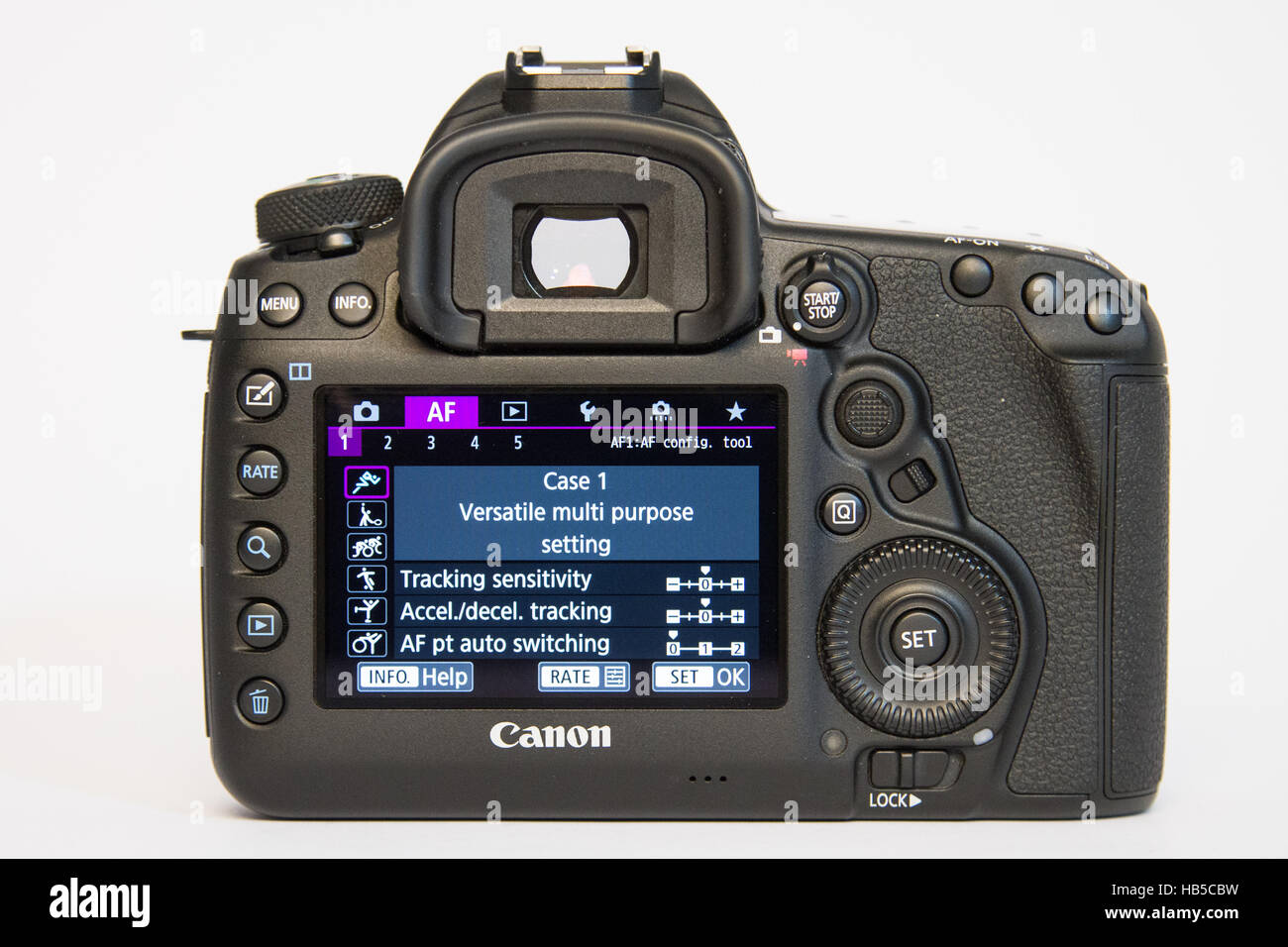 Canon 5D Mark IV. 30 Mpx Kamera Körper von hinten mit Auto-Fokus-Menü auf weißem Hintergrund Stockfoto