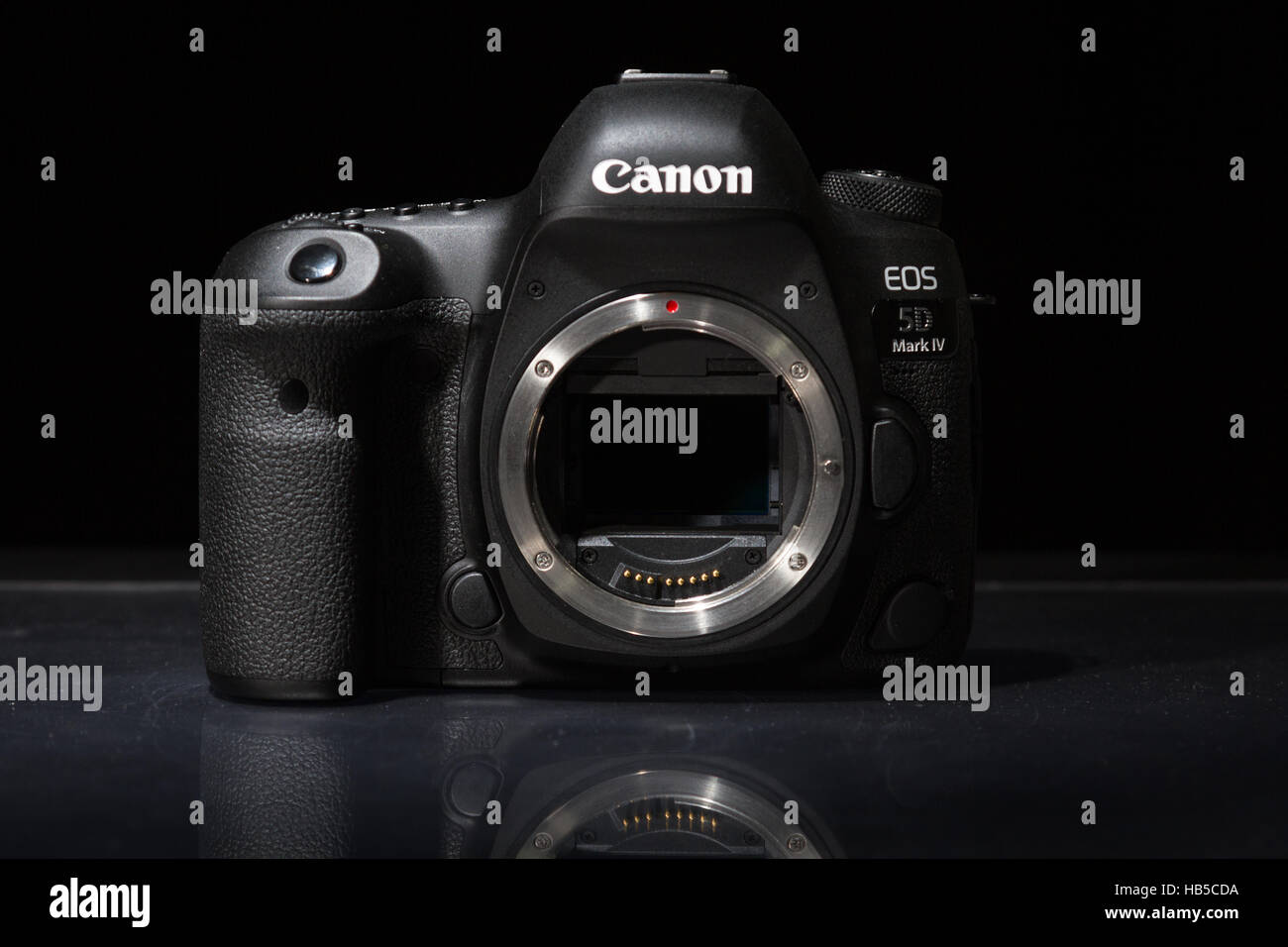 Canon 5D Mark IV Kamera Körper auf einem dunklen Hintergrund Stockfoto