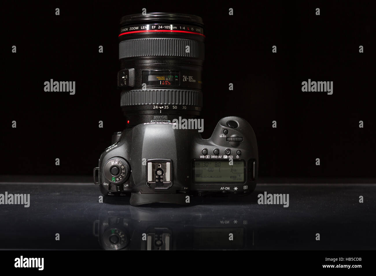 Canon 5D Mark IV-Kamera mit Canon EF 70-200mm f/2,8 L II USM Objektiv auf einem dunklen Hintergrund Stockfoto