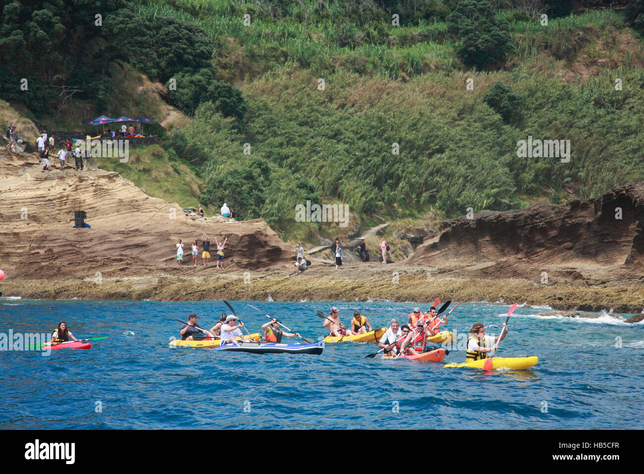 Personen Kajak vor der Küste von Sao Miguel Insel, Azoren, Portugal, während Red Bull Cliff Diving 2012 Stockfoto