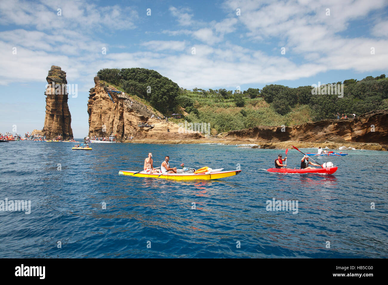 Menschen, Kajakfahren in der Nähe von der Insel von Vila Franca do Campo, vor der Küste von Sao Miguel Insel, Azoren, Portugal, während Red Bull Cliff Diving 2012 Stockfoto