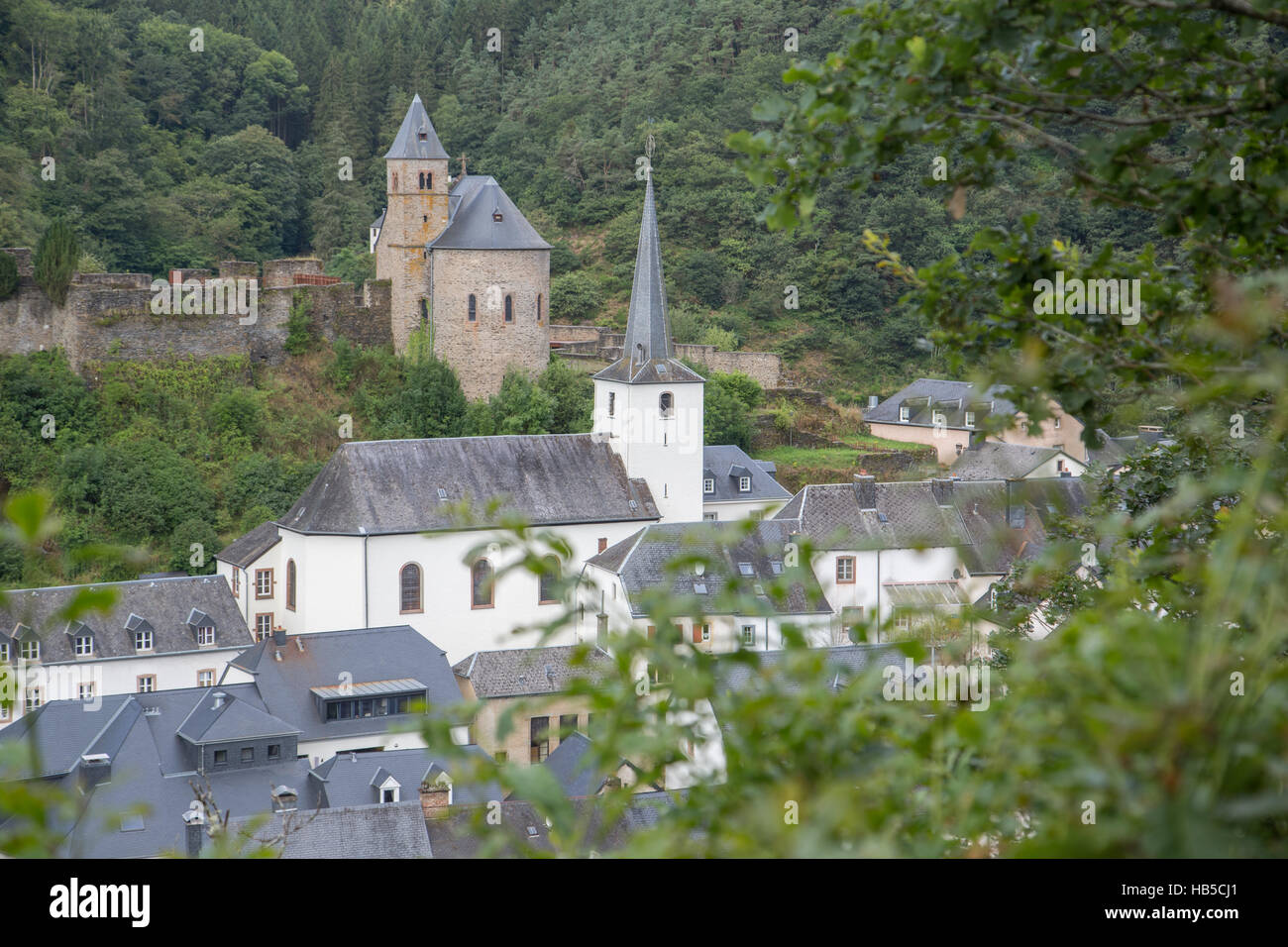 Esch-Sur-Sûre Schloss und Kirche Stockfoto