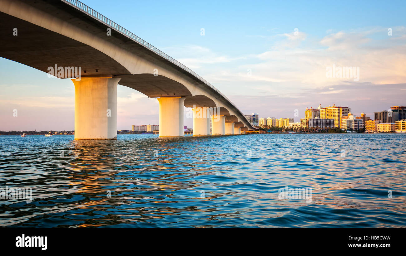 Stadt von Sarasota, Florida erhöhte Brücke und Bucht Stockfoto
