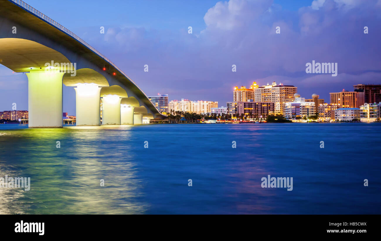 Stadt von Sarasota, Florida erhöhte Brücke und Bucht bei Nacht Stockfoto