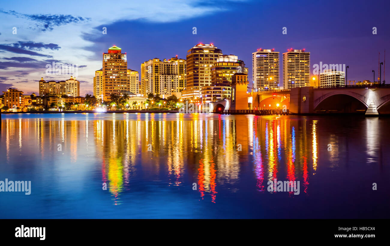 West Palm Beach, Florida-Skyline und Stadt-Lichter als Nacht hereinbricht Stockfoto