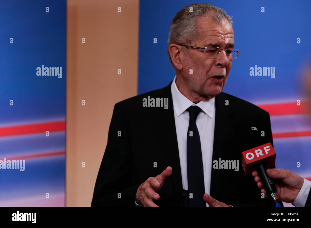 Wien, Österreich. 4. Dezember 2016. Die österreichischen Präsidenten Alexander Van der Bellen Gespräche im Fernsehen. Vorläufige Ergebnisse siehe unabhängigen Kandidat Alexander Van der Bellen als Sieger der österreichischen Präsidentschaftswahlen. Er und verlieren Kandidat Norbert Hofer sowie Politiker aus allen im Parlament vertretenen Parteien erschienen auf staatliches Fernsehen ORF. © Michael Debets/Pacific Press/Alamy Live-Nachrichten Stockfoto