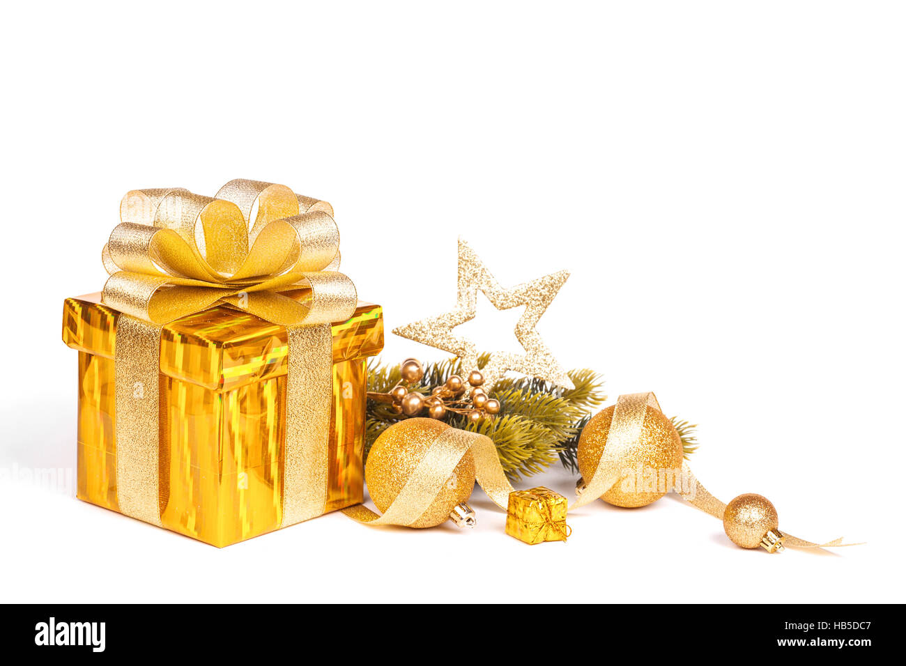 Geschenkkarton Weihnachten gold isoliert auf weißem Hintergrund Stockfoto