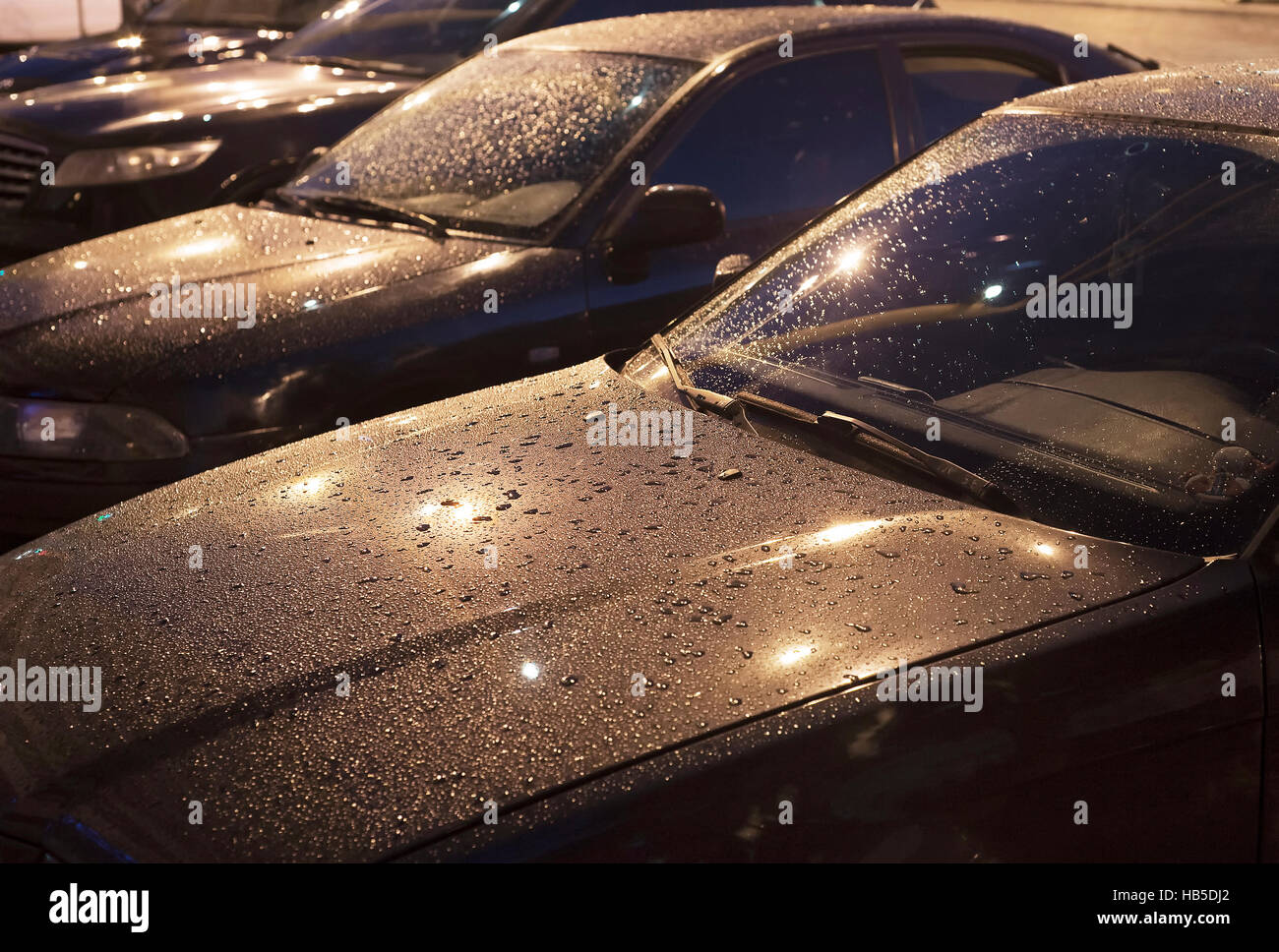 Parkplatz nachts im Regen Stockfoto