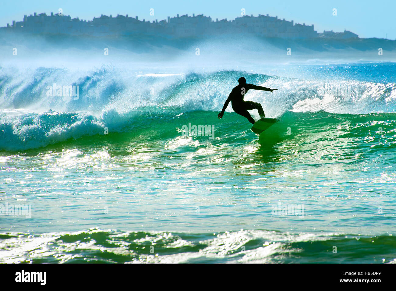Silhouette eines Surfers auf einer Welle im Ozean Stockfoto