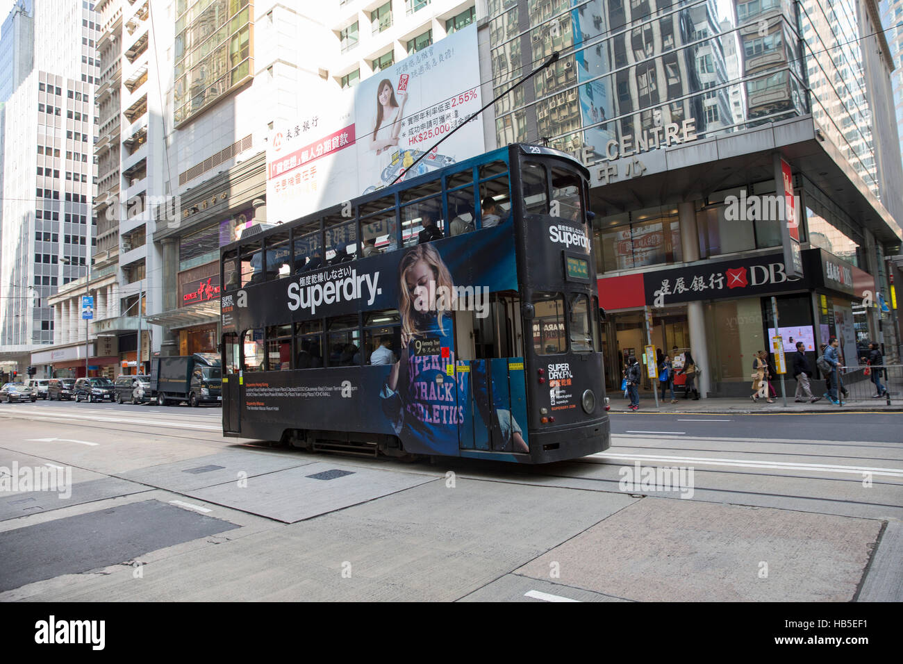 Doppelstock-Straßenbahn der Hong Kong Tramways mit Straßenbahn Körper Werbung Stockfoto