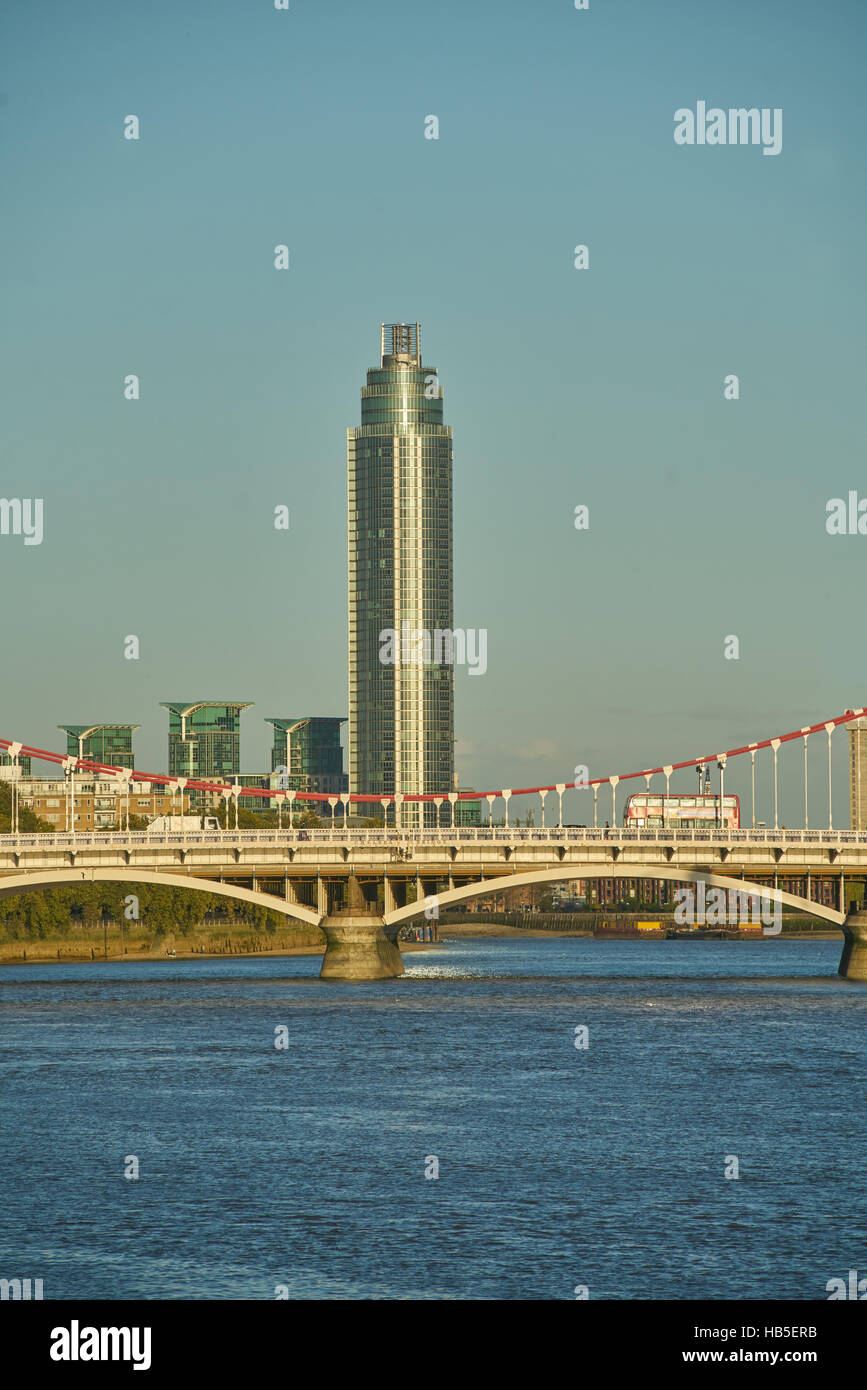 St Georges Whaf, Thames Riverside Towerblock teure Wohnungen London Stockfoto