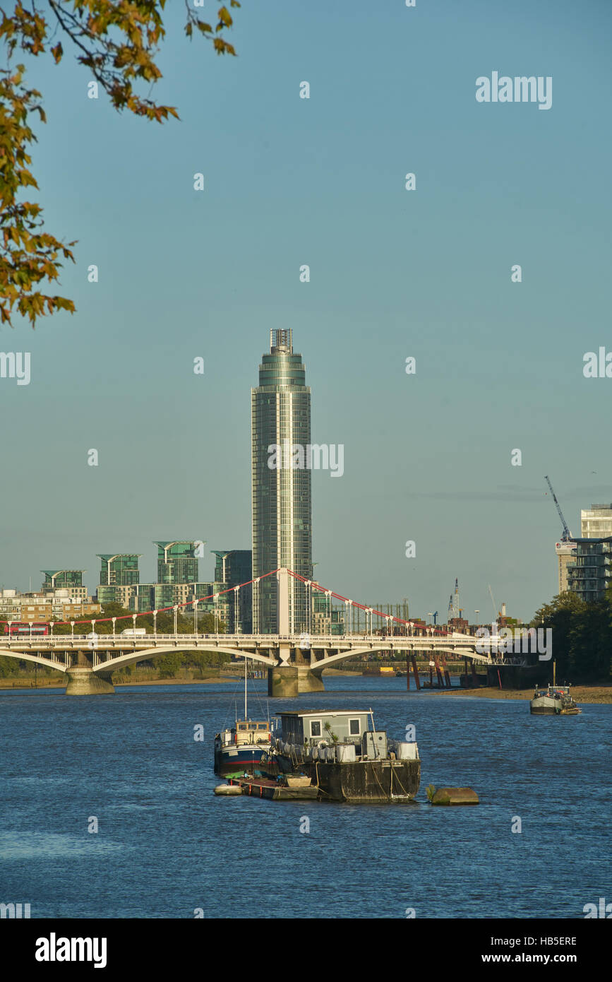 St Georges Whaf, Thames Riverside Towerblock teure Wohnungen London Stockfoto