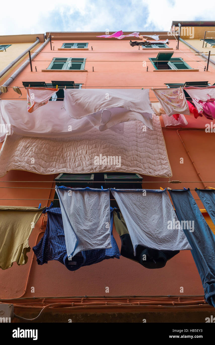 Wäsche bei einem typischen alten Haus in einer italienischen Stadt Stockfoto