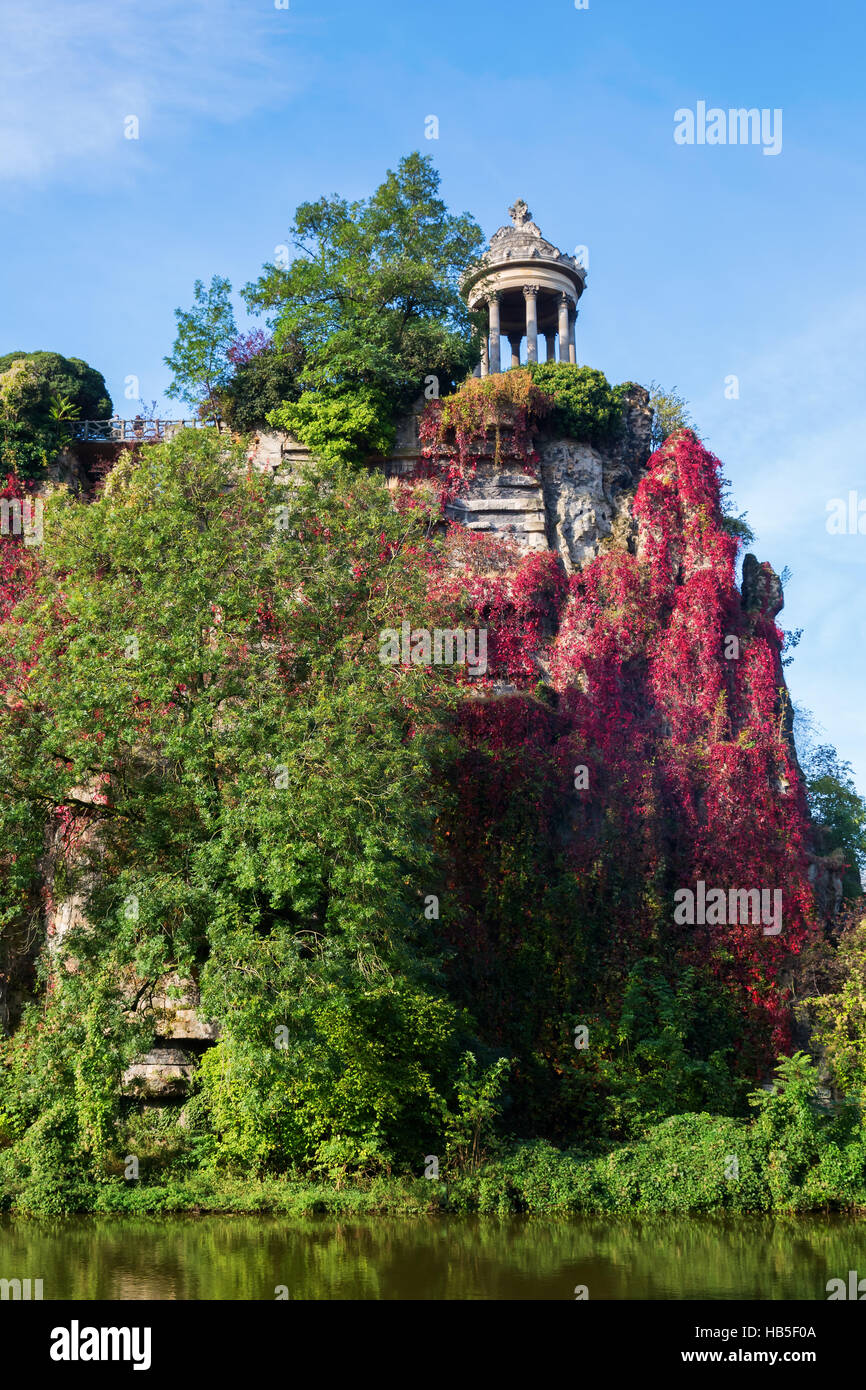 Temple De La Sibylle In Den Parc Des Buttes Chaumont In Paris Frankreich Im Herbst Stockfotografie Alamy