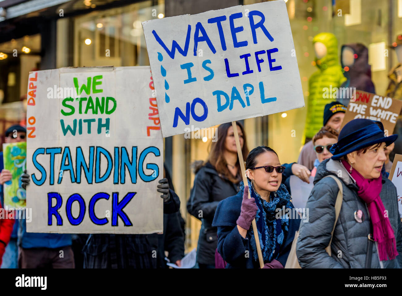 New York, Vereinigte Staaten von Amerika. 4. Dezember 2016. Hunderte von New York Aktivisten zu einem Marsch, organisiert von der Klima-Mobilisierung in Solidarität mit Wasser Protektoren als 2000 Veteranen teilnehmen bereitstellen, North Dakota, fordern ein Ende der Hauptstrom Medien schweigen auf Standing Rock. Bildnachweis: Erik McGregor/Pacific Press/Alamy Live-Nachrichten Stockfoto
