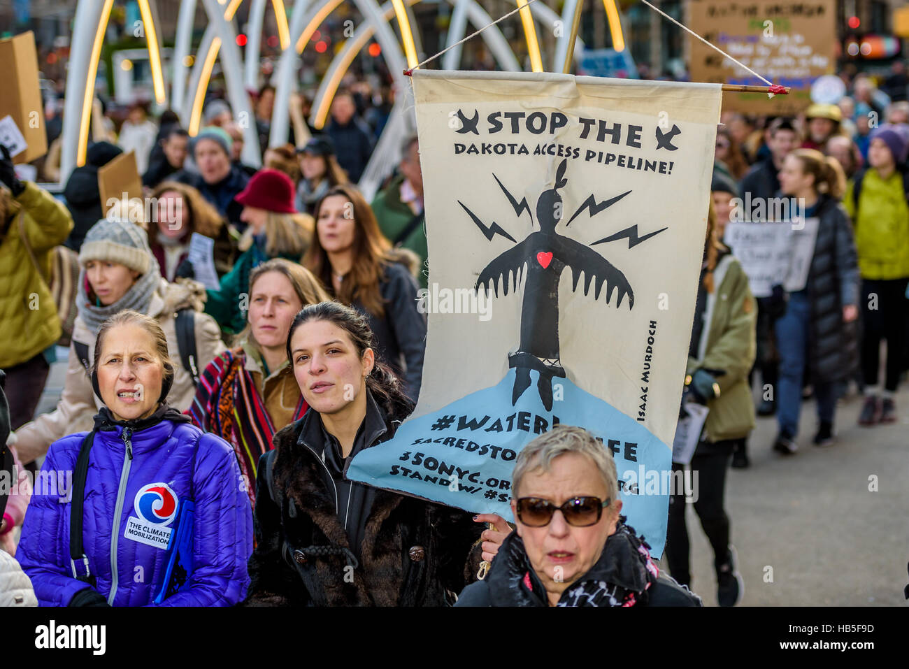 New York, Vereinigte Staaten von Amerika. 4. Dezember 2016. Hunderte von New York Aktivisten zu einem Marsch, organisiert von der Klima-Mobilisierung in Solidarität mit Wasser Protektoren als 2000 Veteranen teilnehmen bereitstellen, North Dakota, fordern ein Ende der Hauptstrom Medien schweigen auf Standing Rock. Bildnachweis: Erik McGregor/Pacific Press/Alamy Live-Nachrichten Stockfoto
