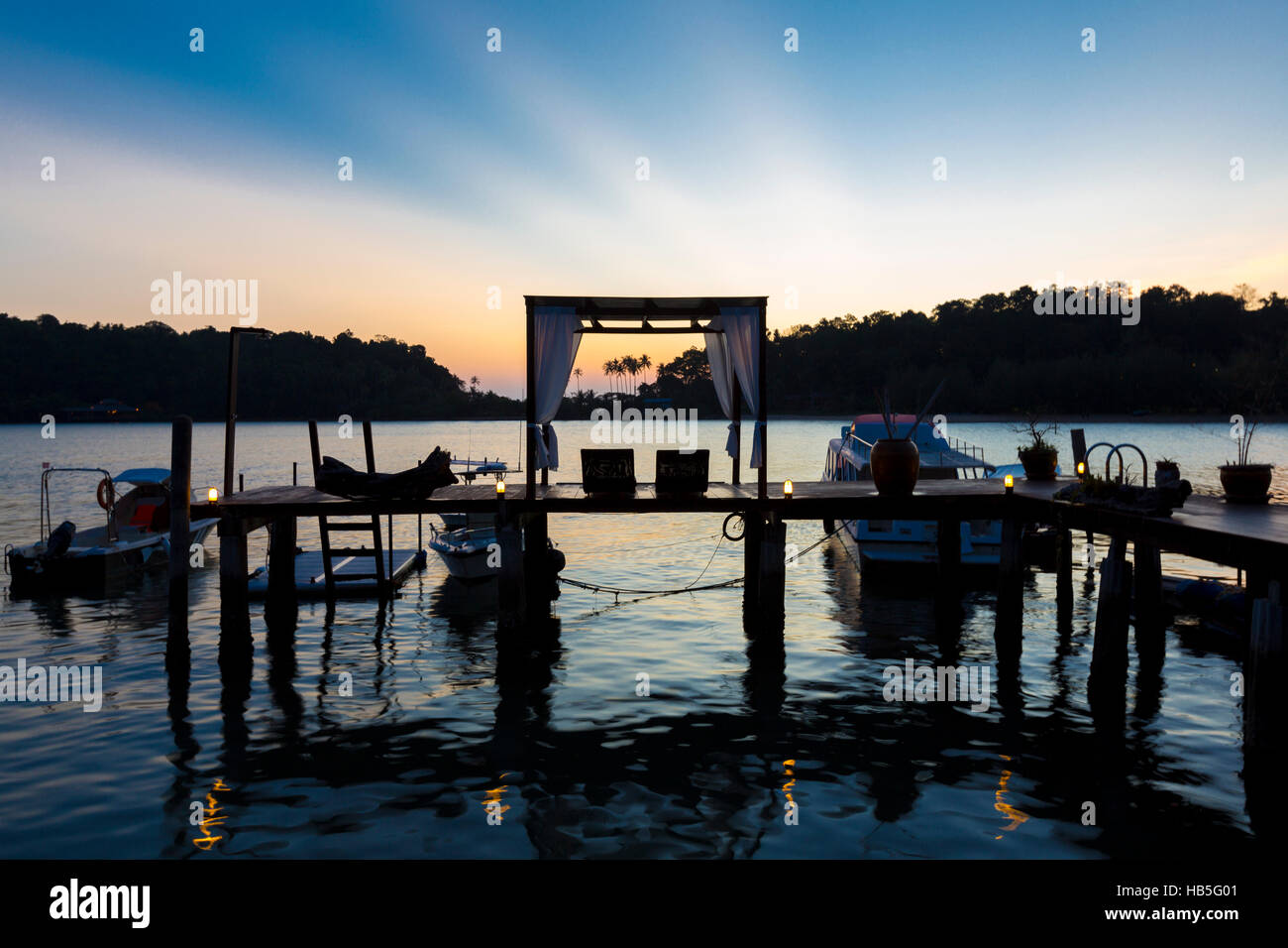 Thai Terrasse Lounges mit Pergola bei Sonnenuntergang auf hölzernen Pier in Koh Chang Stockfoto