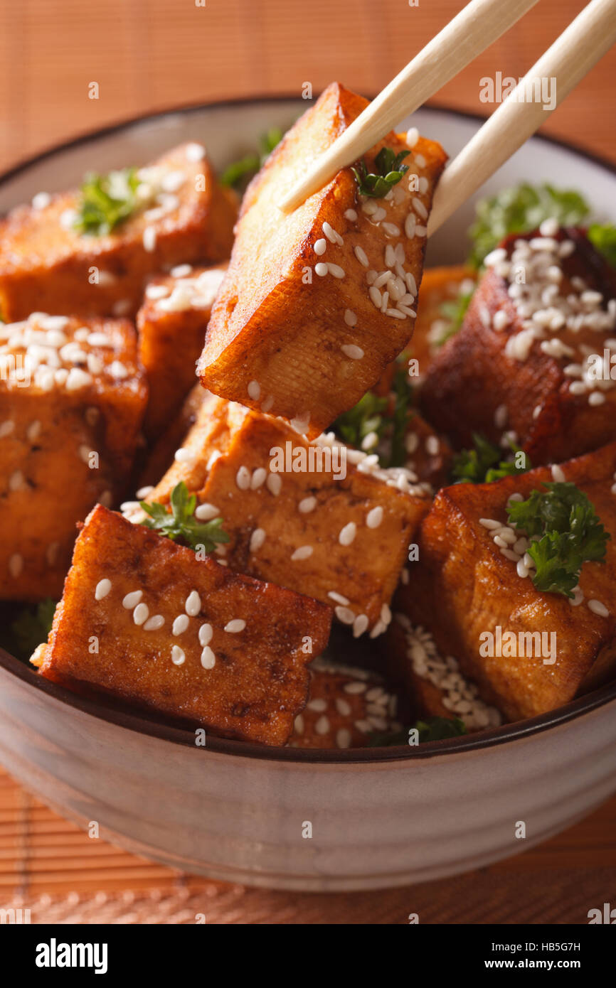 Traditionelle frittierten Tofu mit Sesamsamen in einer Schüssel-Makro. vertikale Stockfoto