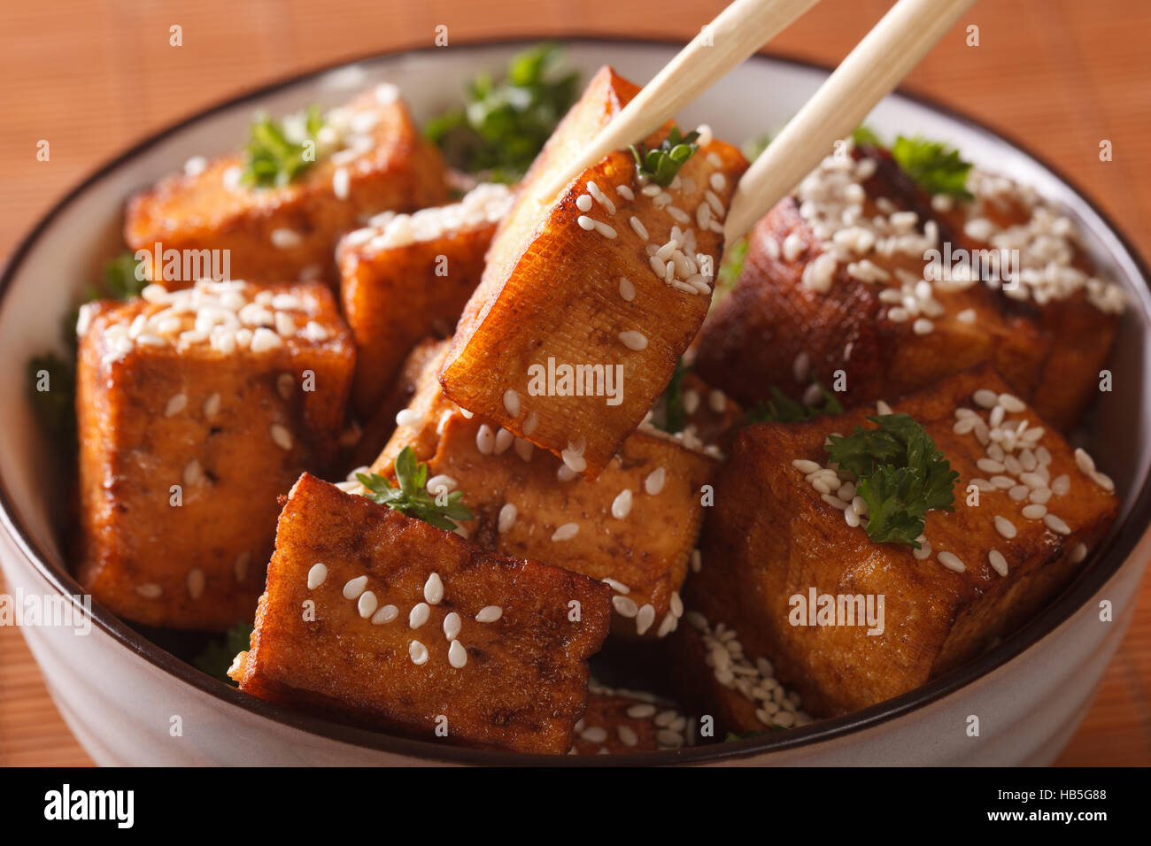 Gebratener Tofu mit Sesam in einem Schüssel Makro Käse. horizontale Stockfoto