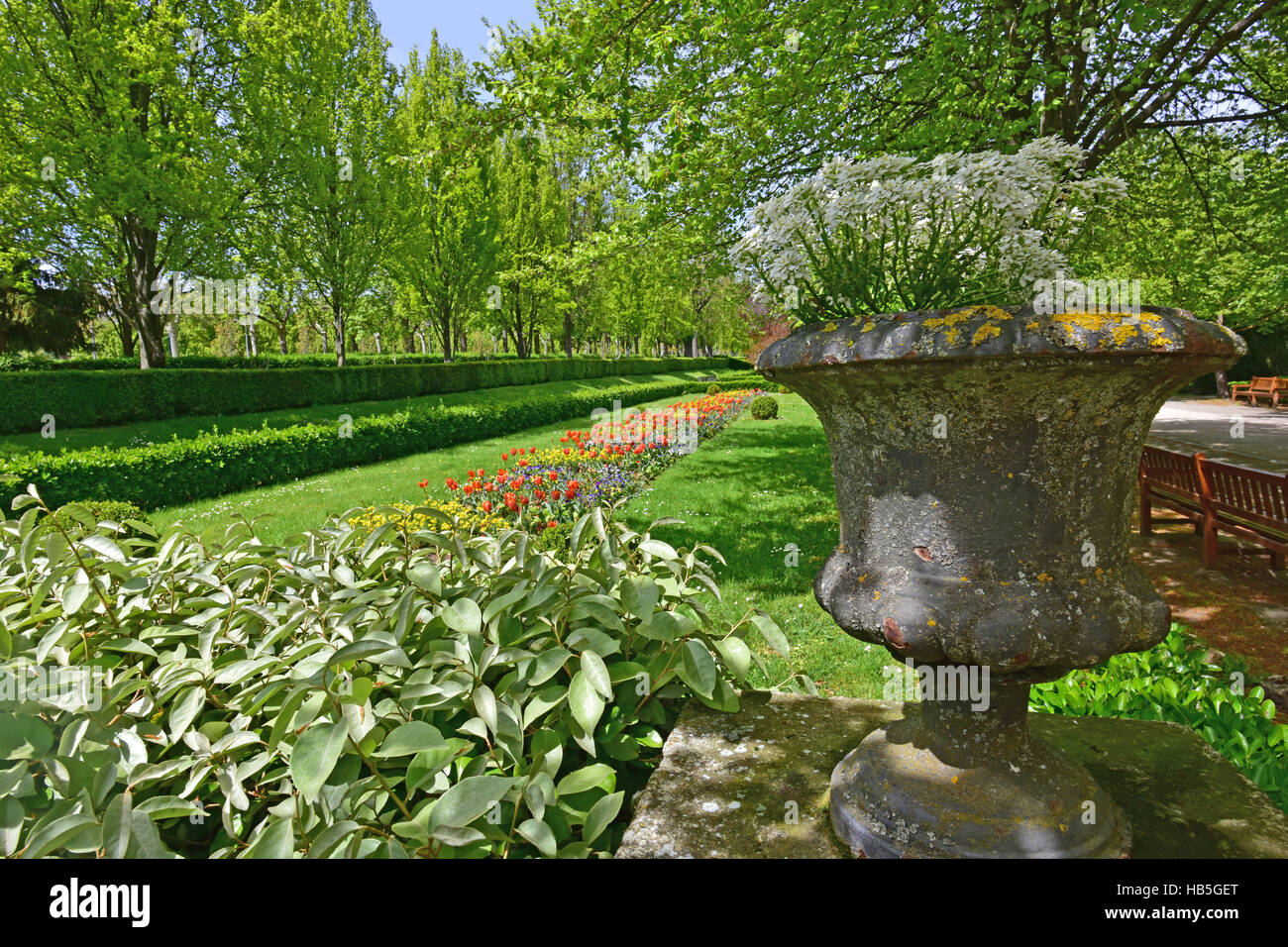 Abgesicherte Blumenbeet in Taconera Park Pamplona, Spanien Stockfoto