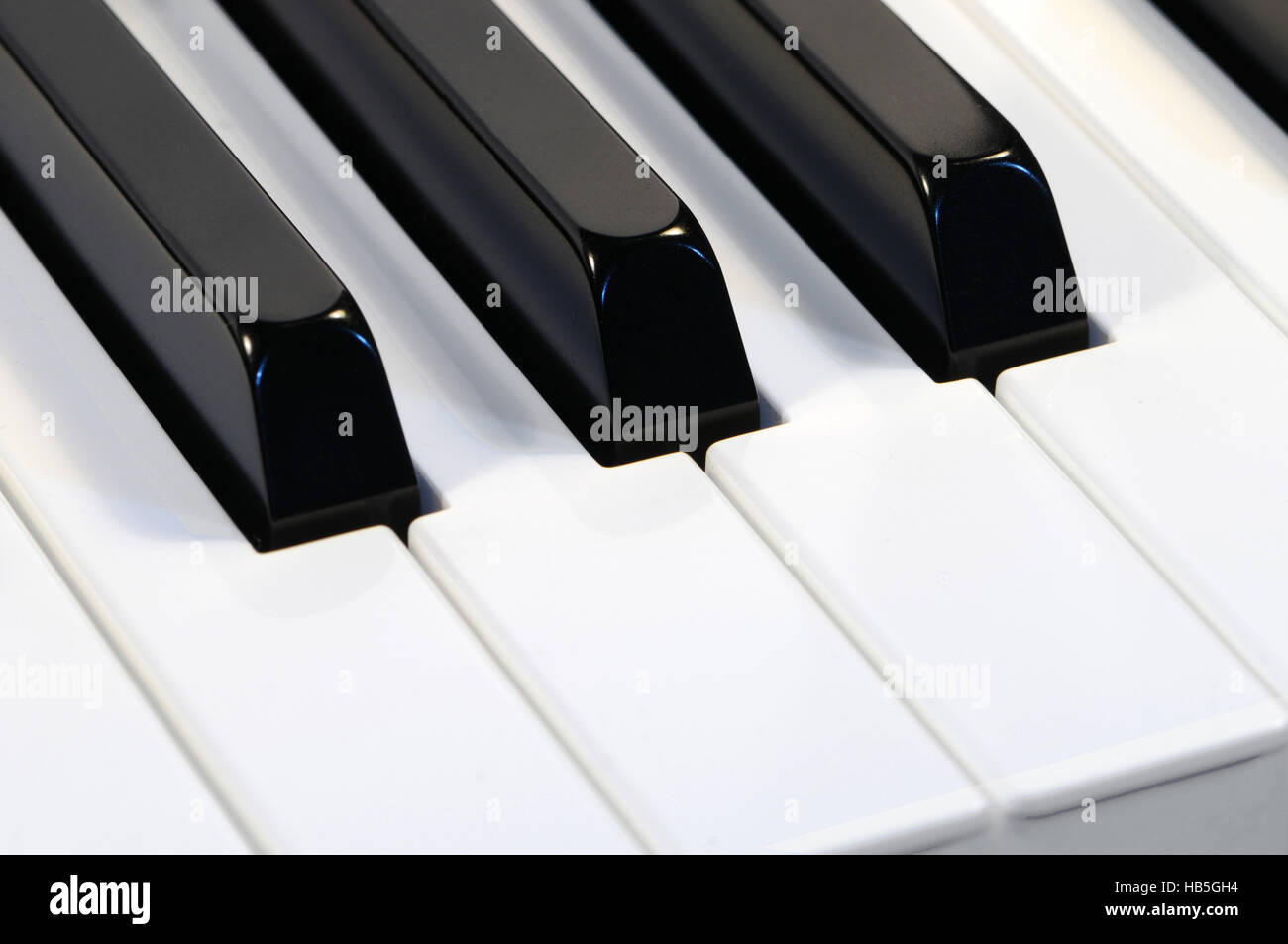Nahaufnahme der weißen und schwarzen Klaviertasten. Stockfoto