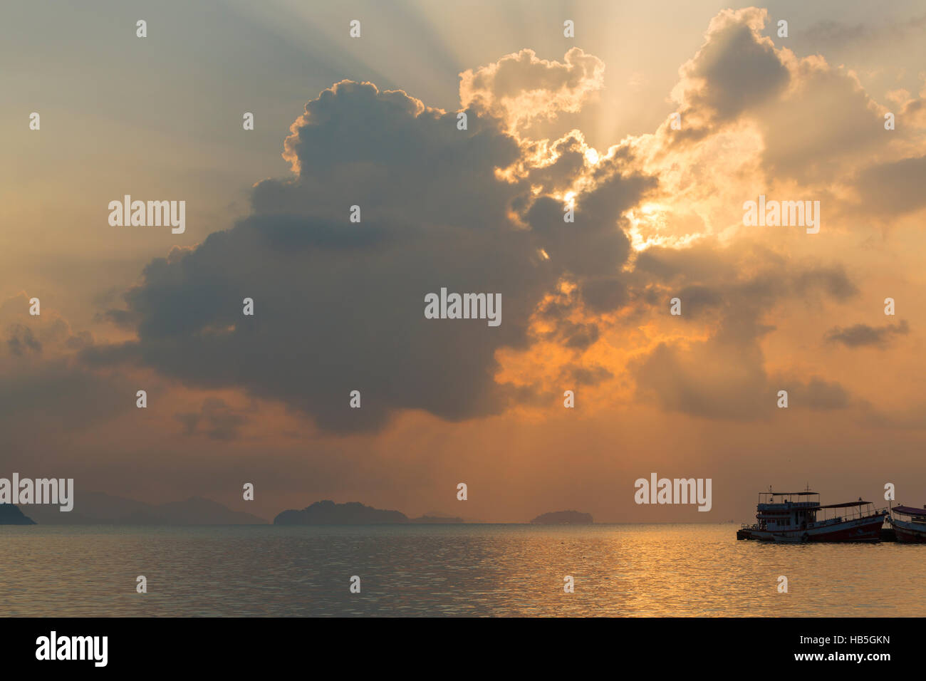 Sonnenuntergang am Ufer des Tropeninsel Koh Chang. Thailand. Stockfoto