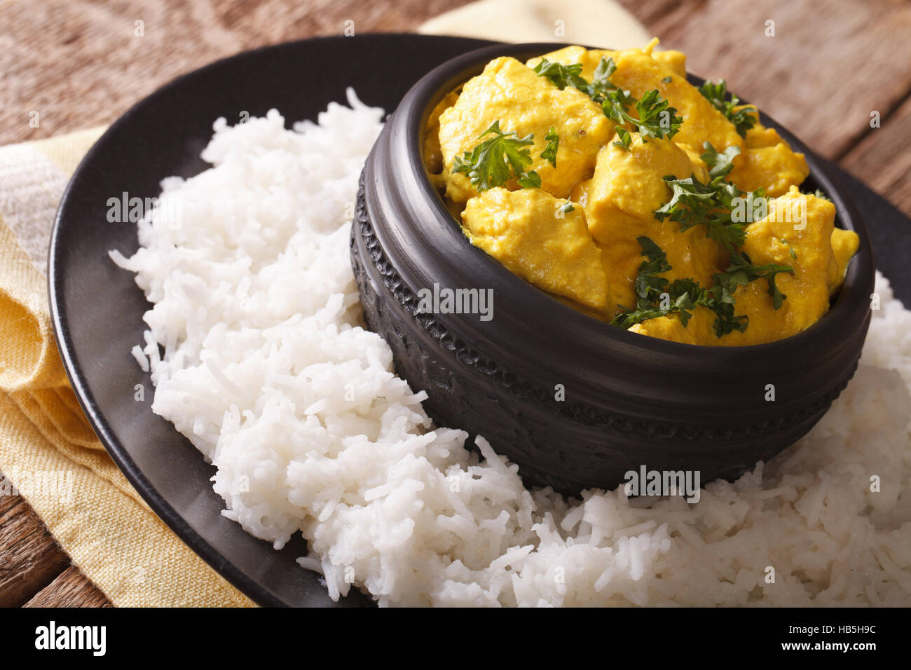 Indisches Essen ist Chicken Korma mit einer Beilage von Basmati Reis close-up auf dem Tisch. horizontale Stockfoto