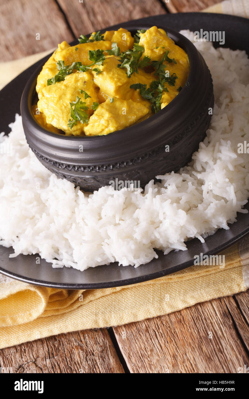 Chicken Korma eine beliebte süße indische Curry-Gericht aus Kokosnuss und Sahne-Sauce in eine Reis serviert. Vertikal Stockfoto