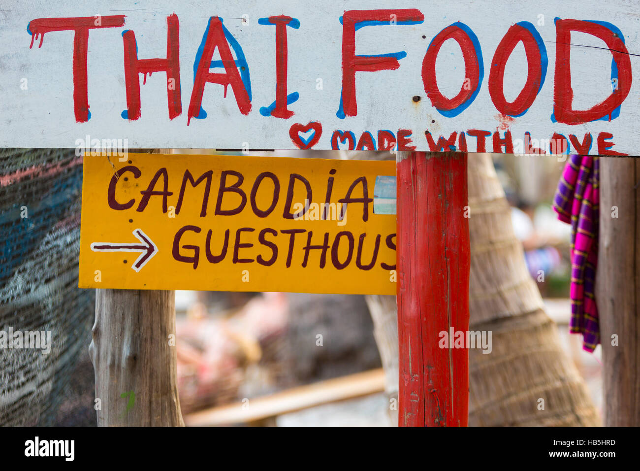 Handzeichnung Thai Food Inschrift auf Sperrholz auf Koh Rong Island. Stockfoto