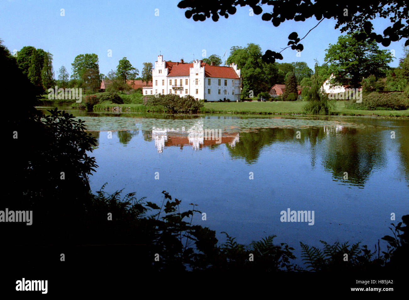 VANAS Schloss am See mit seiner Ausstellung Kunst im park Stockfoto