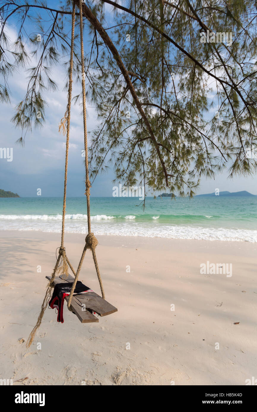 Leere alte Schaukel mit Blick auf den Strand. Insel Koh Rong in Kambodscha Stockfoto