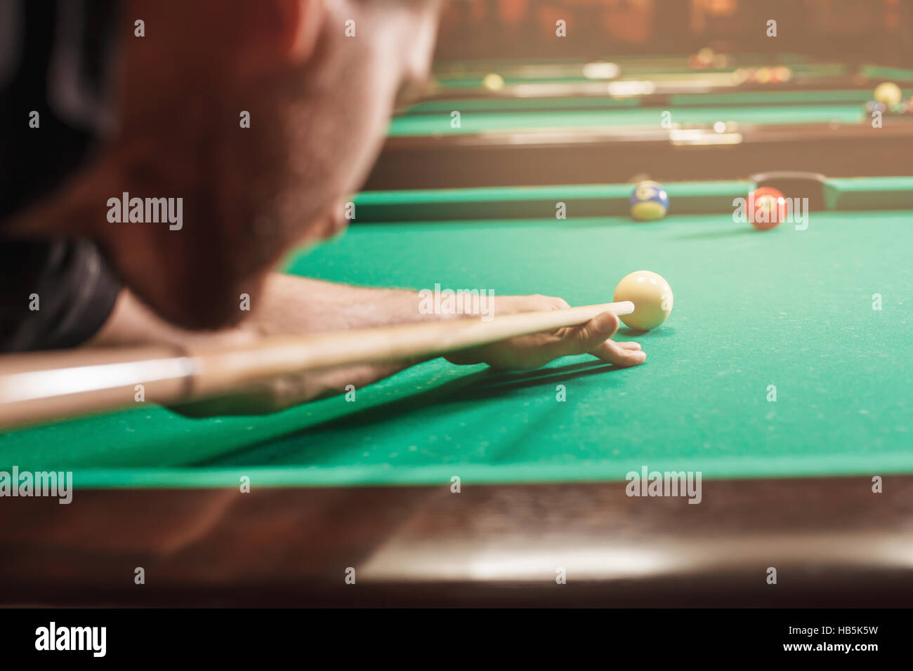 Mann, der versucht, den Ball im Billard. Stockfoto