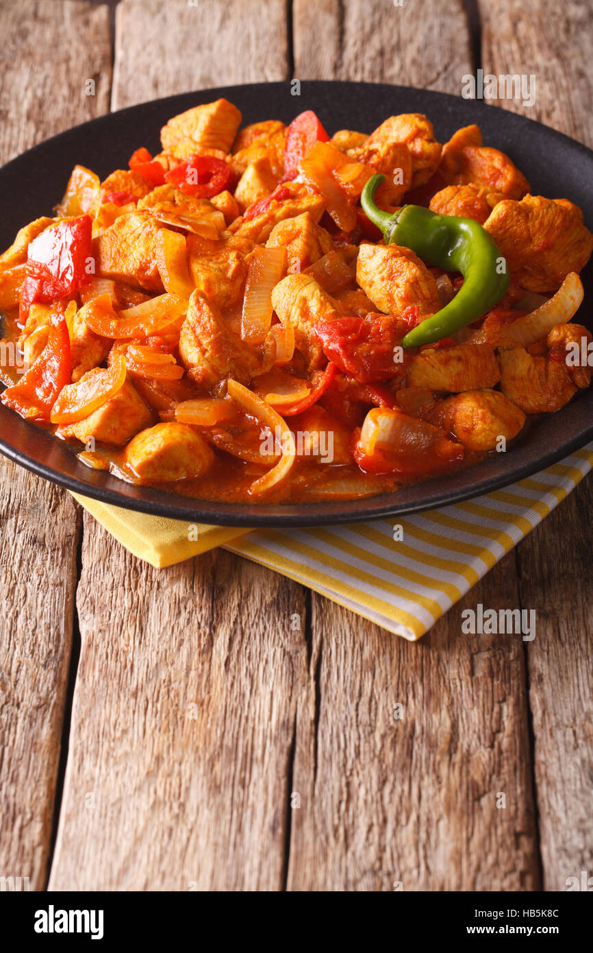 Chicken Jalfrezi indisch gebraten scharfes Curry Chili Soße Fleisch und Gemüse gesundes diätetisches Lebensmittel. Vertikal Stockfoto
