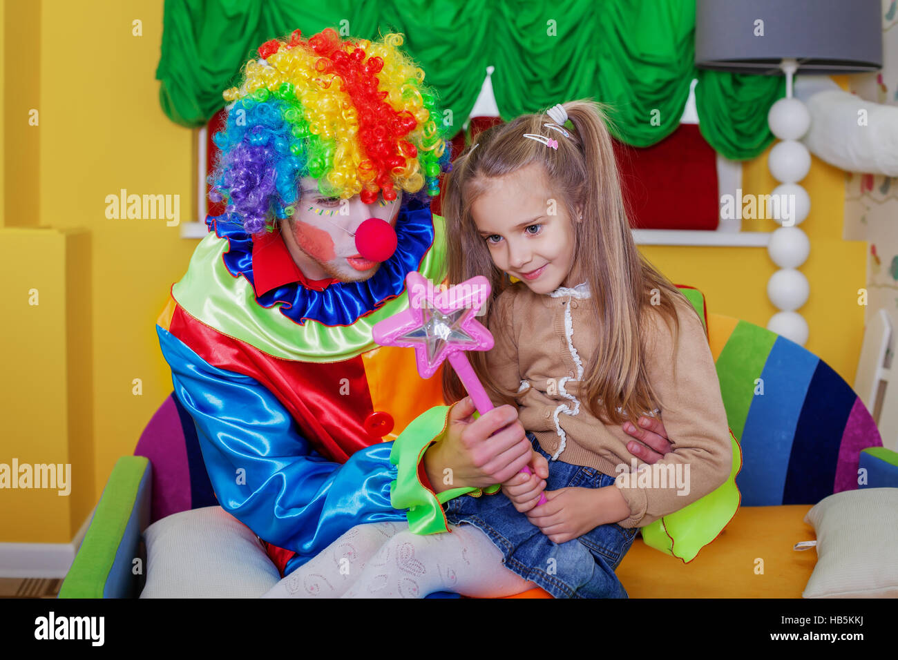 Mädchen spielen mit fröhlichen clown Stockfoto