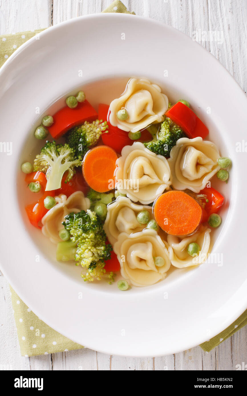Italienische Tortellini-Suppe mit Broccoli, Erbsen, Karotten und ...