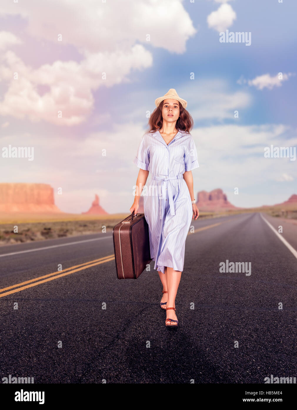 Reisenden Frau mit Koffer, zu Fuß auf der Straße. Stockfoto