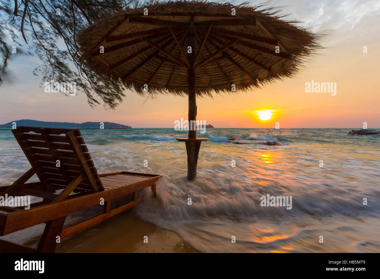 Leerer Strand mit Strohschirm auf Sonnenaufgang in Koh Rong, Kambodscha Stockfoto