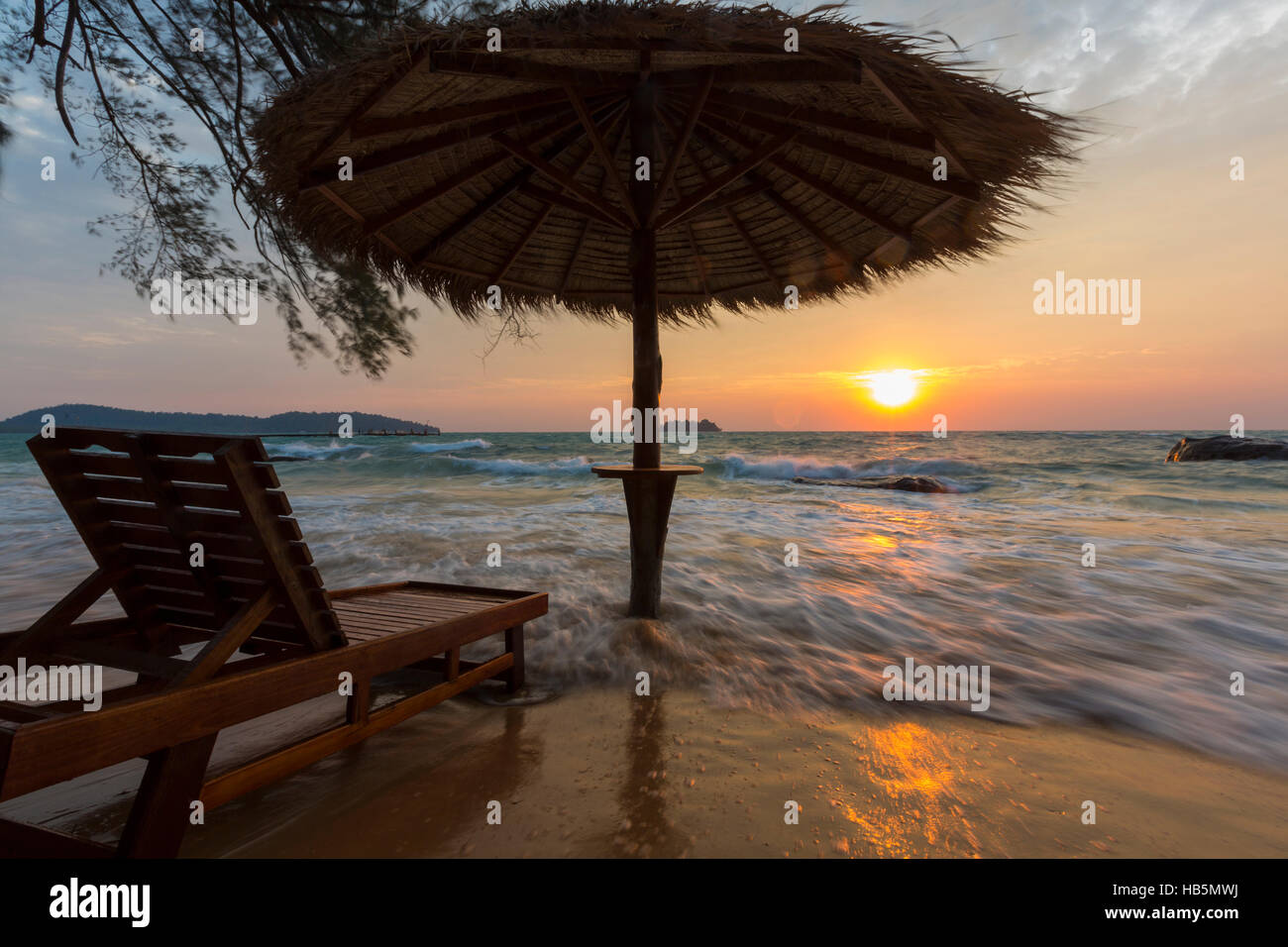 Leerer Strand mit Strohschirm auf Sonnenaufgang in Koh Rong, Kambodscha Stockfoto