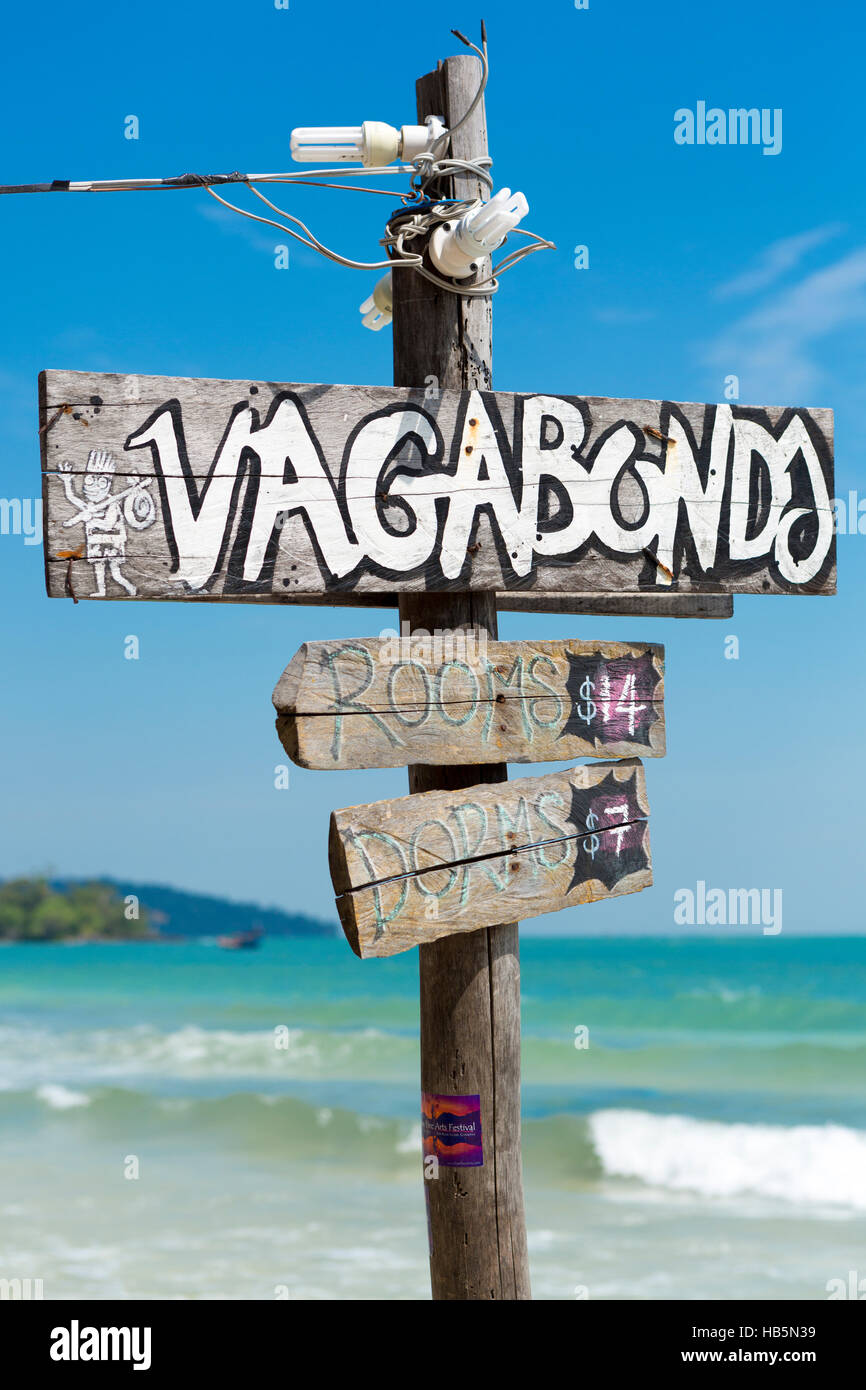 Billige Pension Zeichen Posten stehen am Strand von Kh Rong, Kambodscha Stockfoto