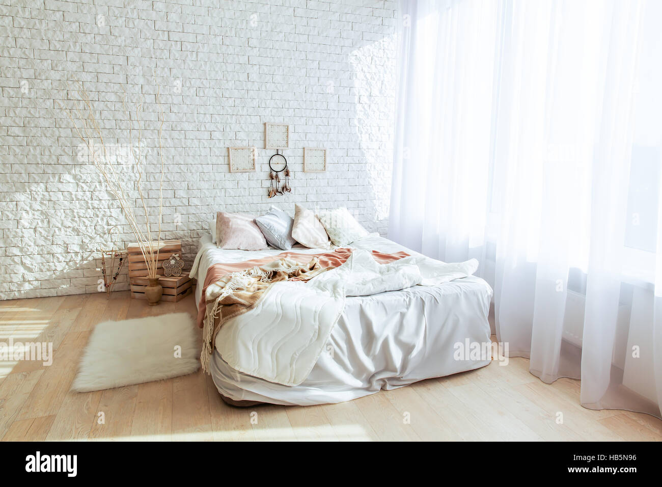 Minimalistische Schlafzimmer mit Bett und Ziegel Bigwall Stockfoto