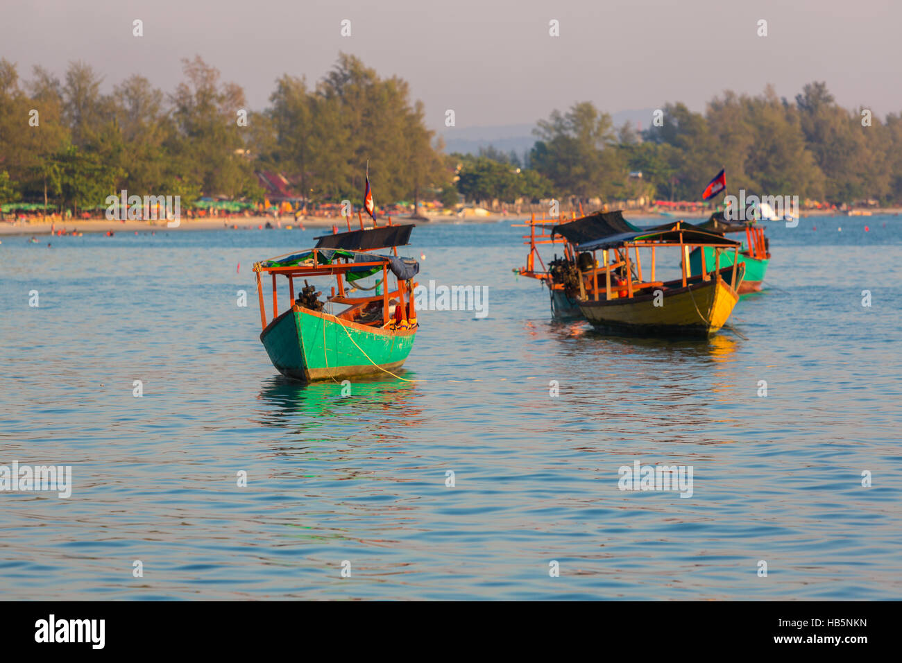 Blick auf das Meer mit Khmer Boote, Strand von Sihanoukville. Kambodscha Stockfoto