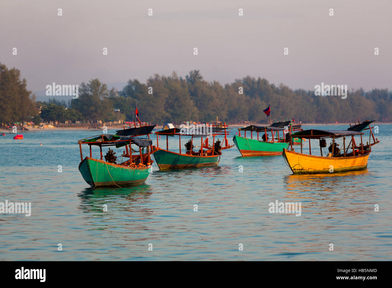 Blick auf das Meer mit Khmer Boote, Strand von Sihanoukville. Kambodscha Stockfoto