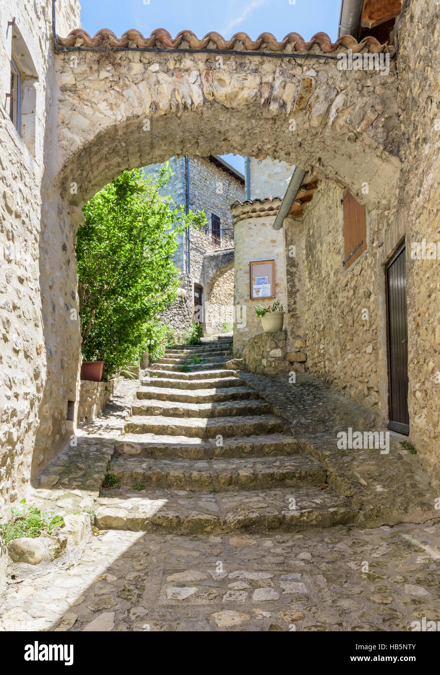 Verstärkende Strebepfeiler Bogen in dem mittelalterlichen Dorf Mirmande, Drôme, Frankreich Stockfoto